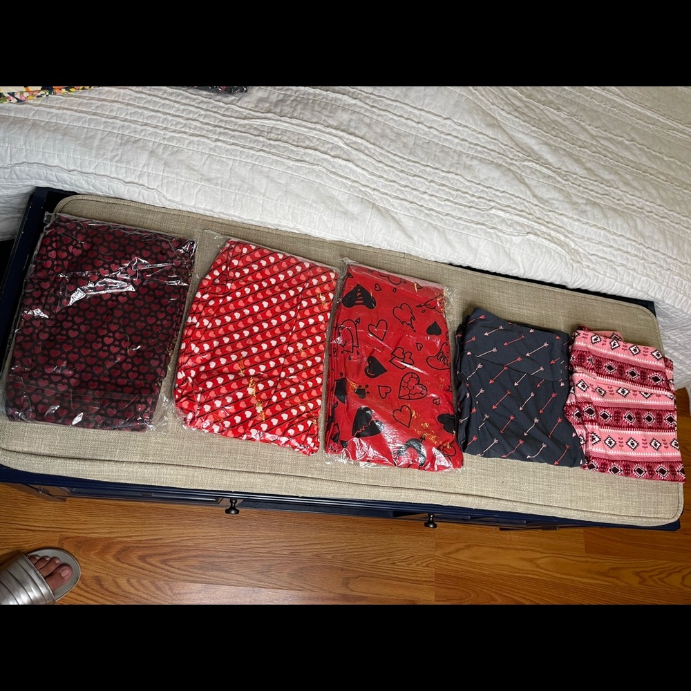 Five pairs of OS Valentines LulaRoe Leggings